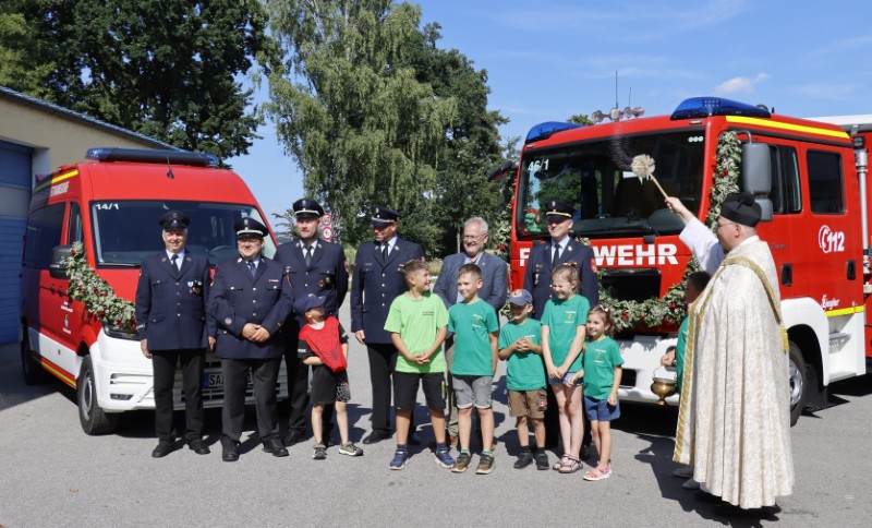Kirchlicher Segen für die Fahrzeuge und die Feuerwehrführung